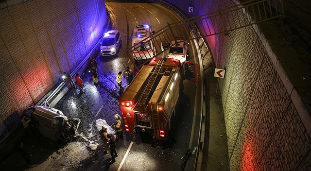 İstanbul&#039;da otomobil alt geçide düştü: 1 yaralı