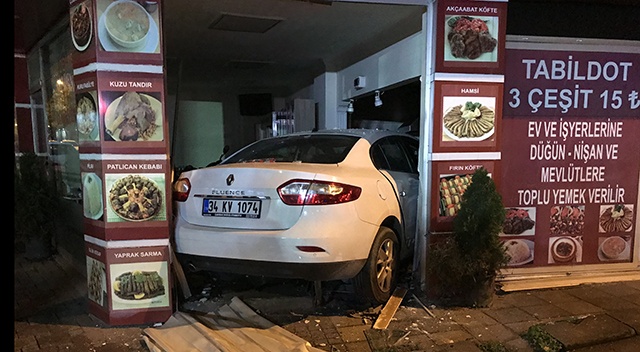 İstanbul&#039;da otomobil lokantaya girdi