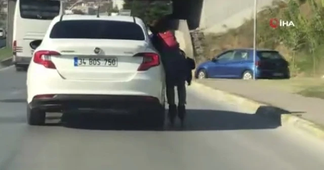 İstanbul’da patenli gencin tehlikeli yolculuğu kamerada