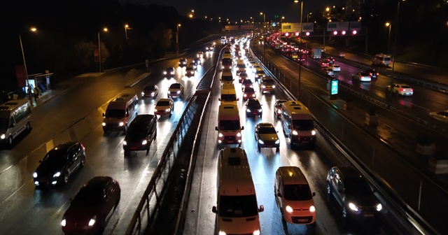 İstanbul’da yağış trafiği olumsuz etkiledi