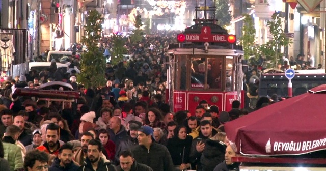 İstiklal Caddesi&#039;nde insan seli