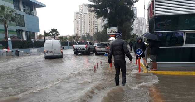 İzmir&#039;de evleri, otoparkları su bastı, araçlar yarıya kadar suya battı