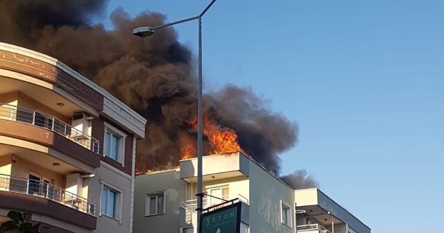İzmir&#039;de korku dolu anlar! Çatı alev alev yandı