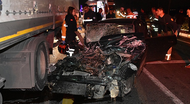 İzmir&#039;de tırla çarpışan otomobilin sürücüsü hayatını kaybetti