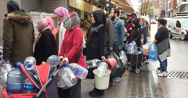 İzmir&#039;de yağmur altında &#039;su kuyruğu&#039;