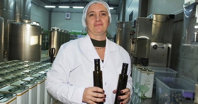 Kadın öğretmen fabrikatör oldu, ödüllü zeytin yağları üretti