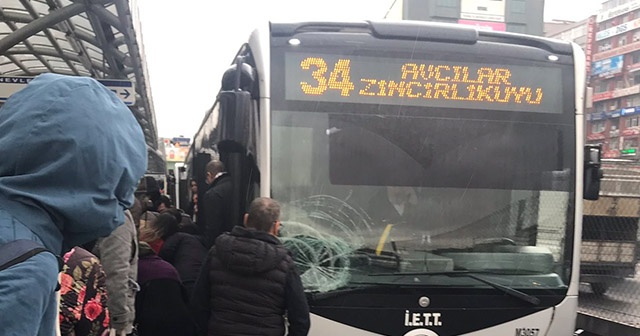 Kadın yolcuya metrobüs çarptı