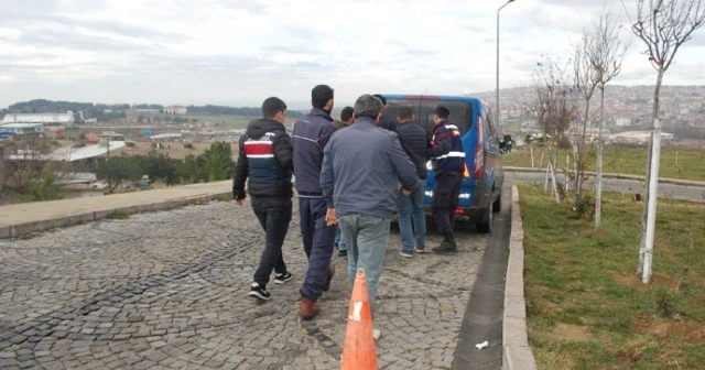 Kamyonetin içine 26 kaçak sığdırdılar: 5 tutuklama