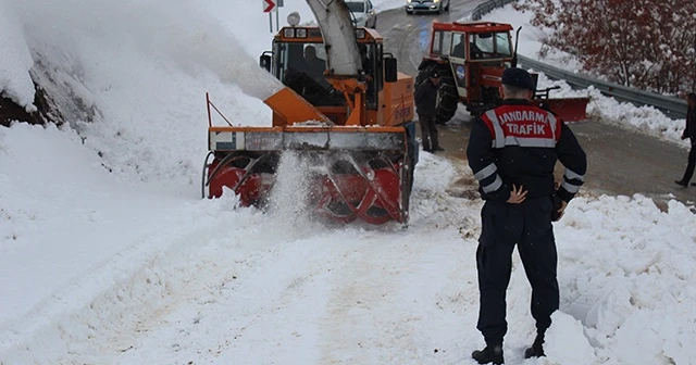 Kar 4 köy yolunu ulaşıma kapattı