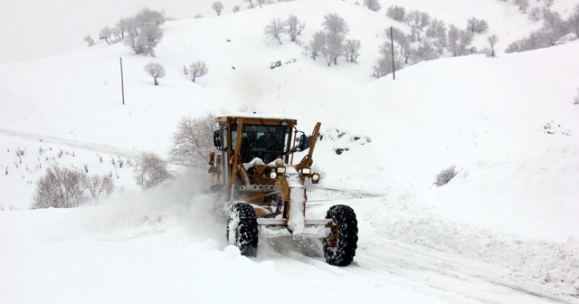 Kar ve tipi köy yollarını ulaşıma kapadı