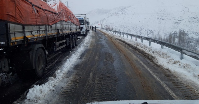 Kar yağdı araçlar yolda mahsur kaldı