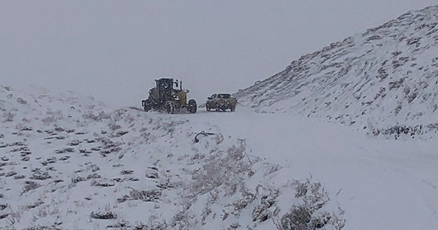 Kar yağışıyla kapanan köy yolları ulaşıma açılmaya çalışılıyor