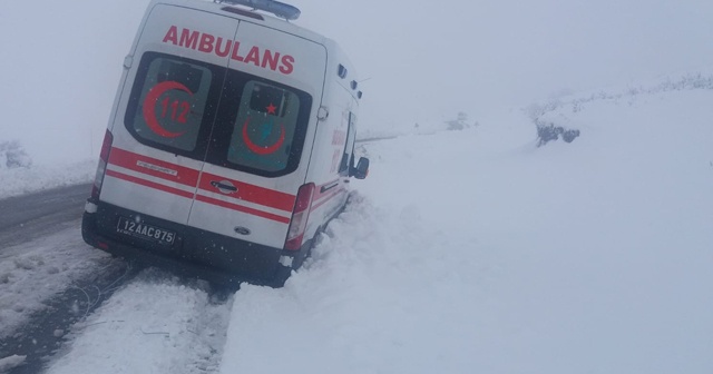 Kara saplanan ambulansı ekipler kurtardı