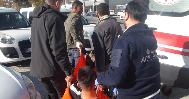 Kardeşini sokak ortasında bıçakladı