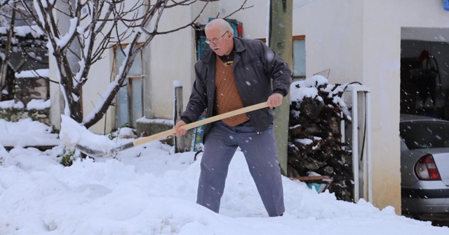 Kaş yayla yollarında karla mücadele