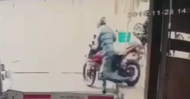 Kasklı hırsızlar, motosikleti güpegündüz çaldı