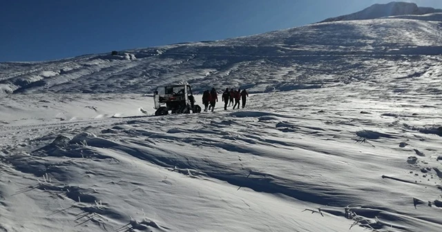 Kayıp dağcılara ait kafa ışığı bulundu