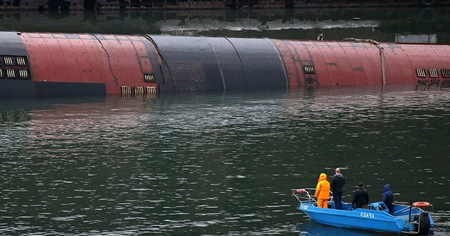 Kırım&#039;da su almaya başlayan Rus denizaltısı kontrollü batırılıyor