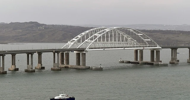 Kırım’ı Rusya’ya bağlayan köprüden ilk tren geçti