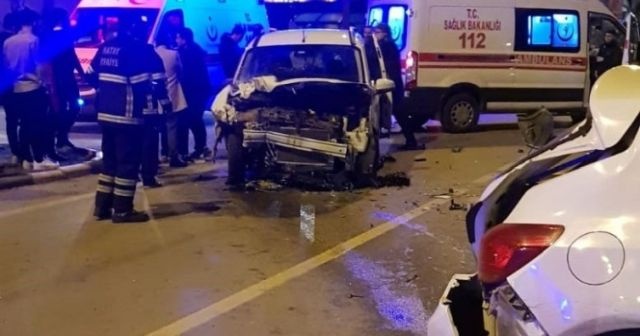 Kontrolden çıkan araç 6 otomobile çarptı