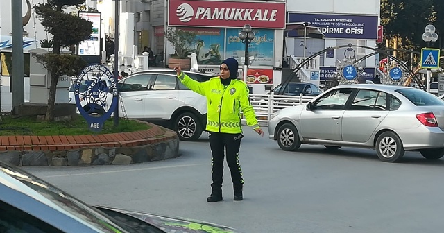 Kuşadası’nda trafik bayan polislere emanet