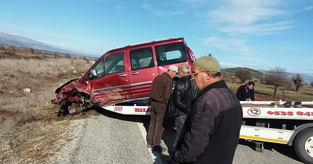 Lastiği fırlayan araç tarlaya uçtu