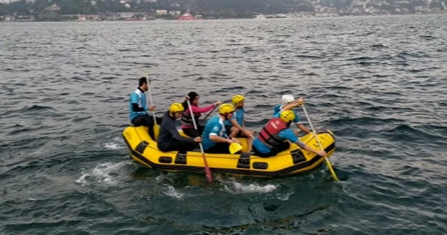 Lodosta mahsur kalan balıkçıyı raftingciler kurtardı