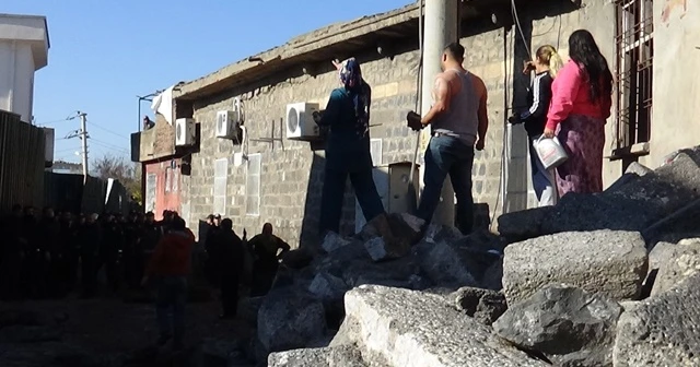 Mahalle sakinleri, çevik kuvvet ekibine 'tarihi' taşlarla saldırdı
