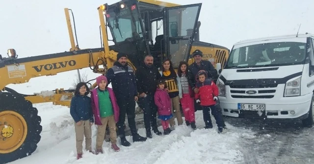 Mahsur kalan öğrenci servisinin imdadına iş makinesi yetişti