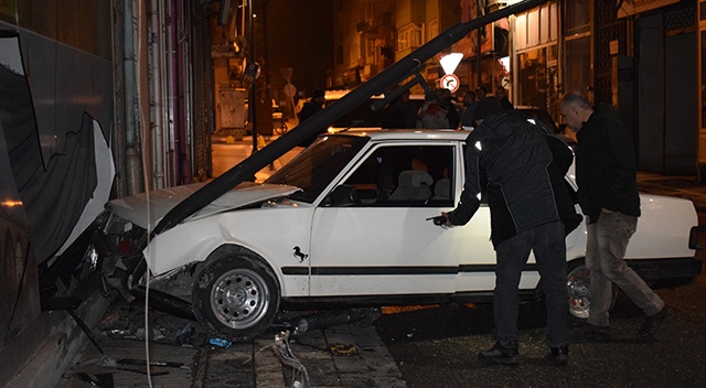 Malatya&#039;da alkollü sürücü iş yerine daldı