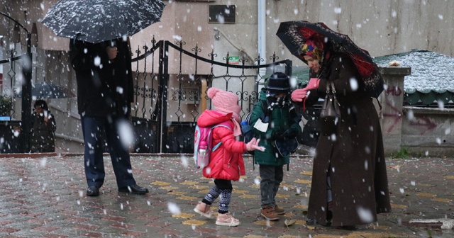 Malatya şehir merkezine mevsimin ilk karı yağdı