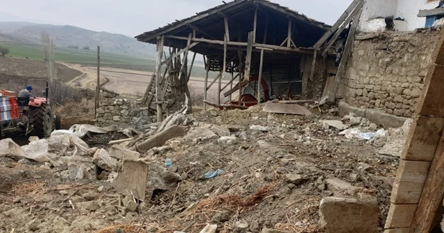 Mandıranın çatı ve duvarı çöktü: 6 hayvan telef oldu
