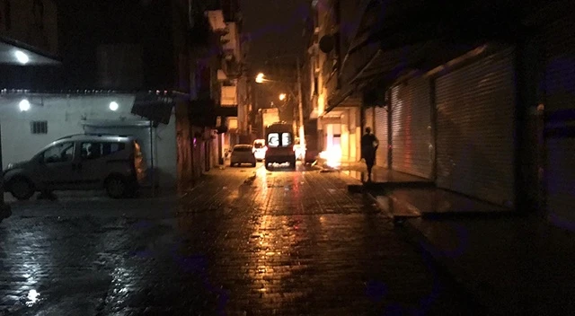Diyarbakır'da maskeli bir grup, yoldan geçen araca kurşun yağdırdı