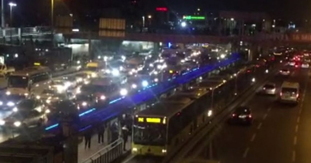 Metrobüste uzun kuyruklar oluştu