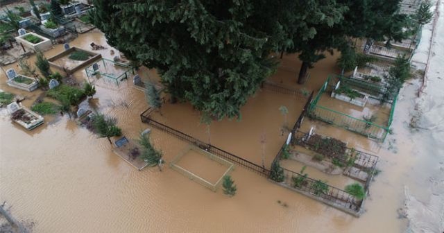 Mezarlık sular altında kaldı