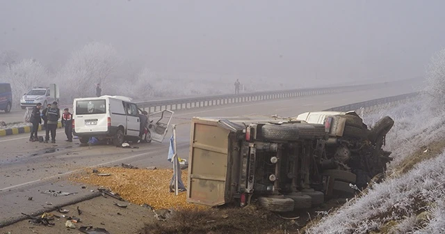 Minibüs ile çakıl taşı yüklü kamyon çarpıştı