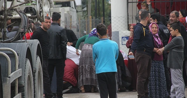 Minik kızının hiç giymediği kıyafetini cesedinin üzerine örttü