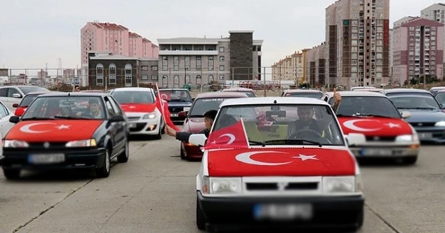 Modifiyeli araçlarını Türk bayrakları ile süsleyip, şehitlerimizi andılar