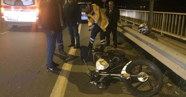 Motosikletiyle kırmızı ışıkta duran araca çarptı: 1 yaralı