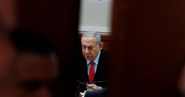 Netanyahu&#039;nun mitingi sırasında roket alarmı! Korumaları çıkardı...