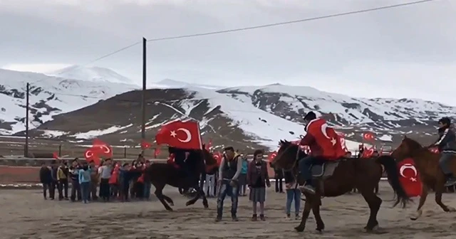 Öğrencilerin at sırtında Türk bayraklı klibi binlerce beğeni aldı