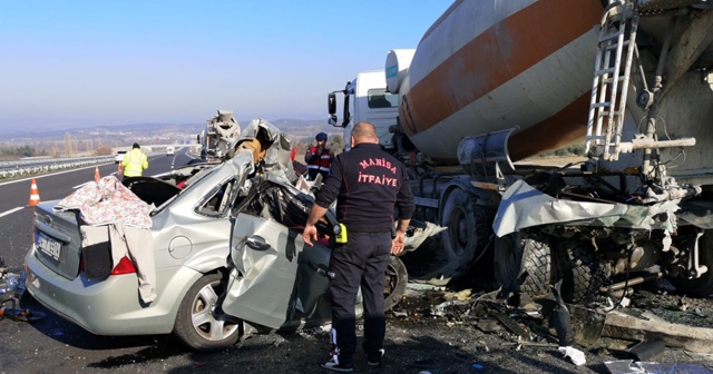 Otomobil, beton mikserine çarptı: 2 ölü