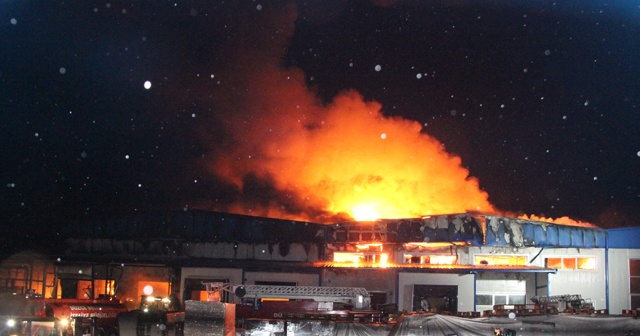 Otomotiv yan sanayi fabrikasındaki yangın devam ediyor
