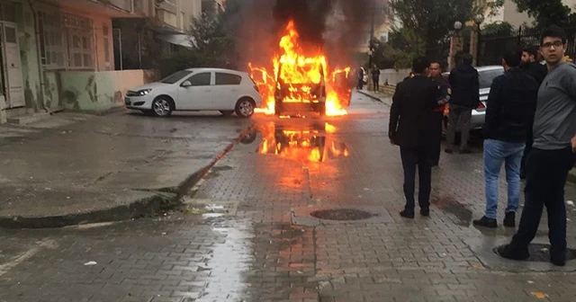 Park halindeki araç alev topuna döndü