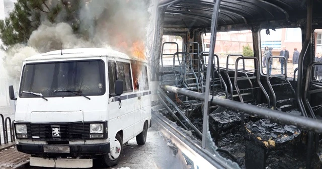 Park halindeki minibüs alev alev yandı