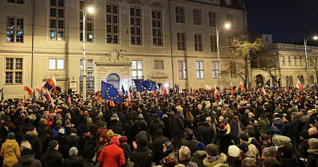 Polonya&#039;da on binler yine sokaklarda