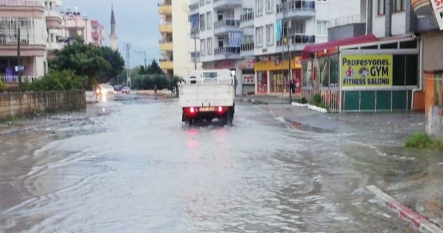 Sağanak sonrası sokaklar yollar su altında kaldı