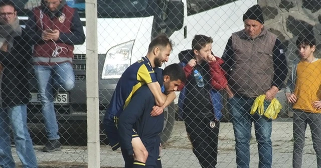 Sakatlanan takım arkadaşını sırtında taşıdı