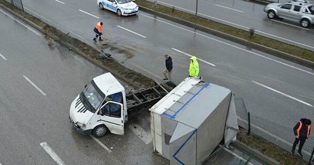 Samsun&#039;da minibüs ile kamyonet çarpıştı: 4 yaralı