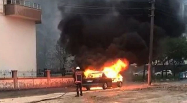 Şanlıurfa&#039;da park halindeki otomobil alev topuna döndü